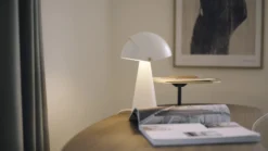 Lámpara de mesa Align pantalla inclinable, negra