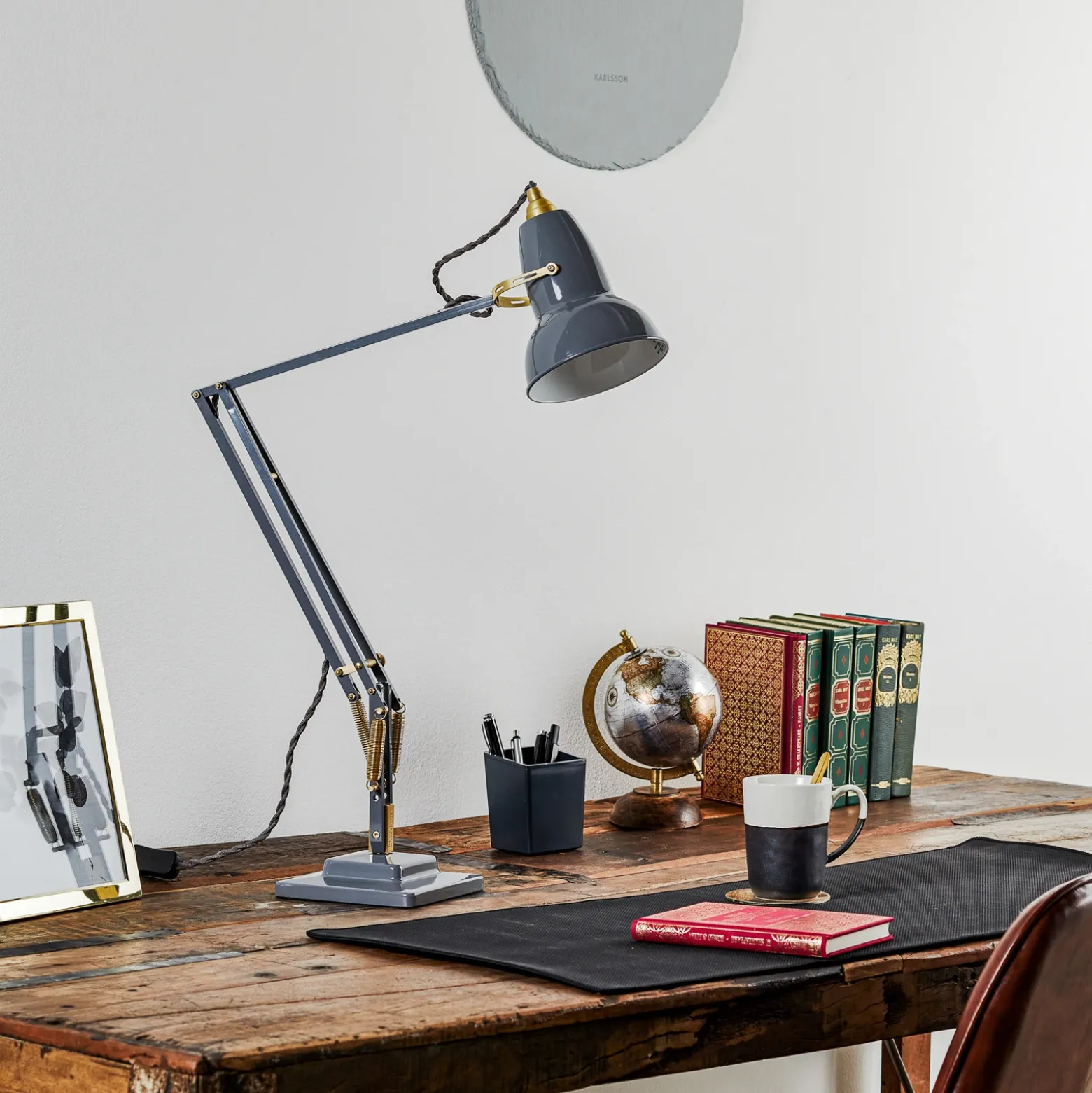 Lámpara de mesa Anglepoise Original 1227, gris/latón