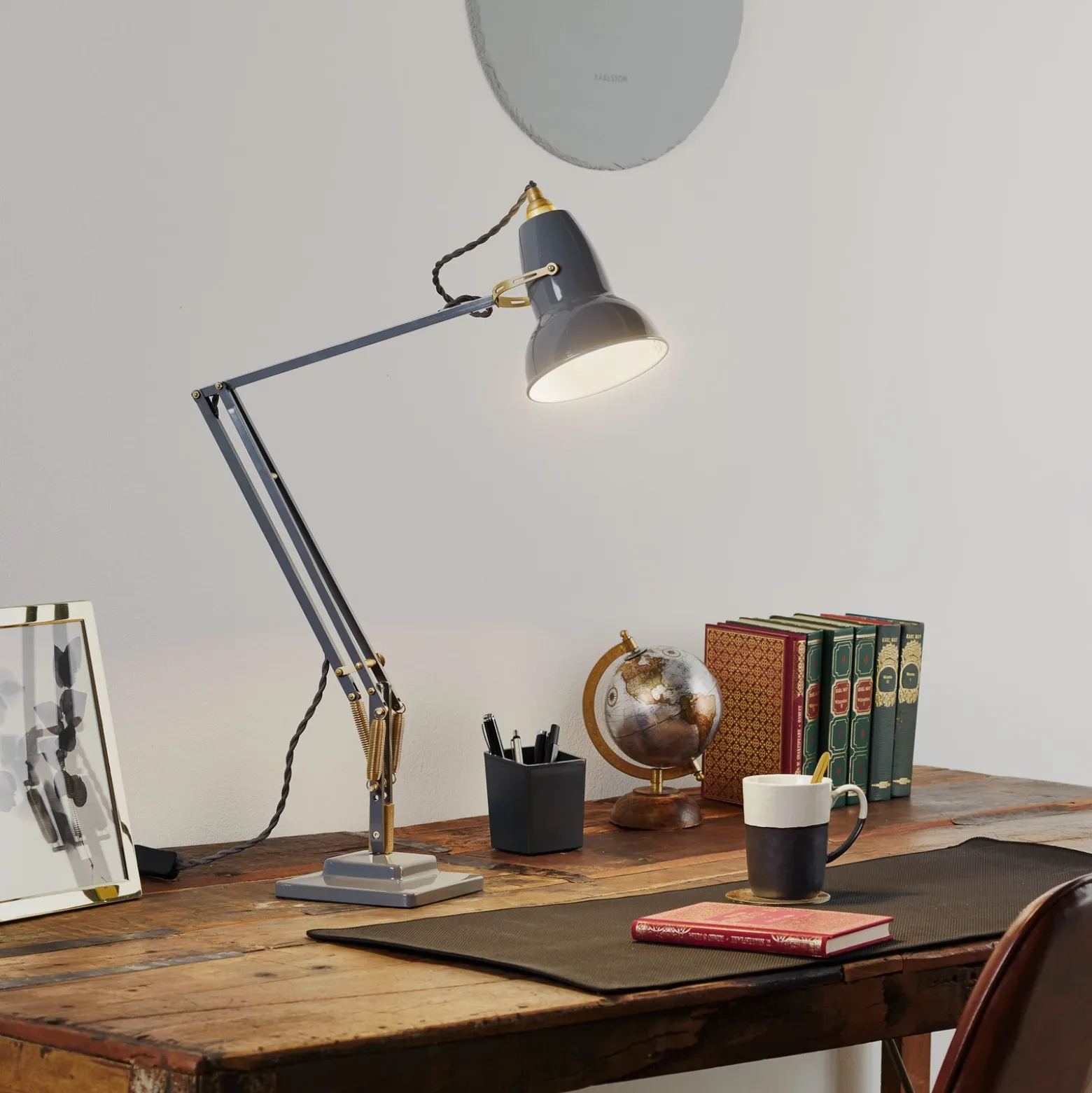 Lámpara de mesa Anglepoise Original 1227, gris/latón