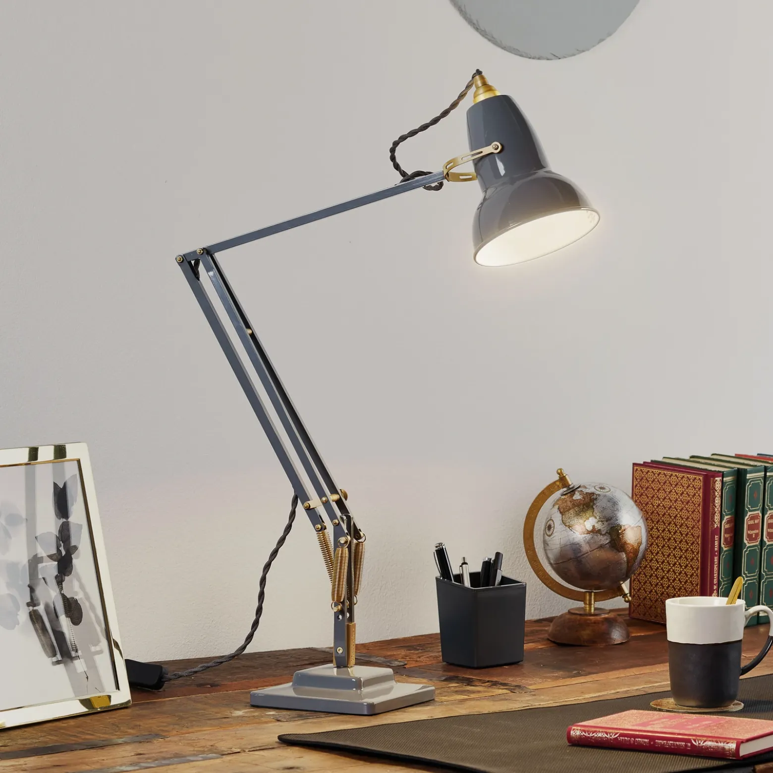 Lámpara de mesa Anglepoise Original 1227, gris/latón