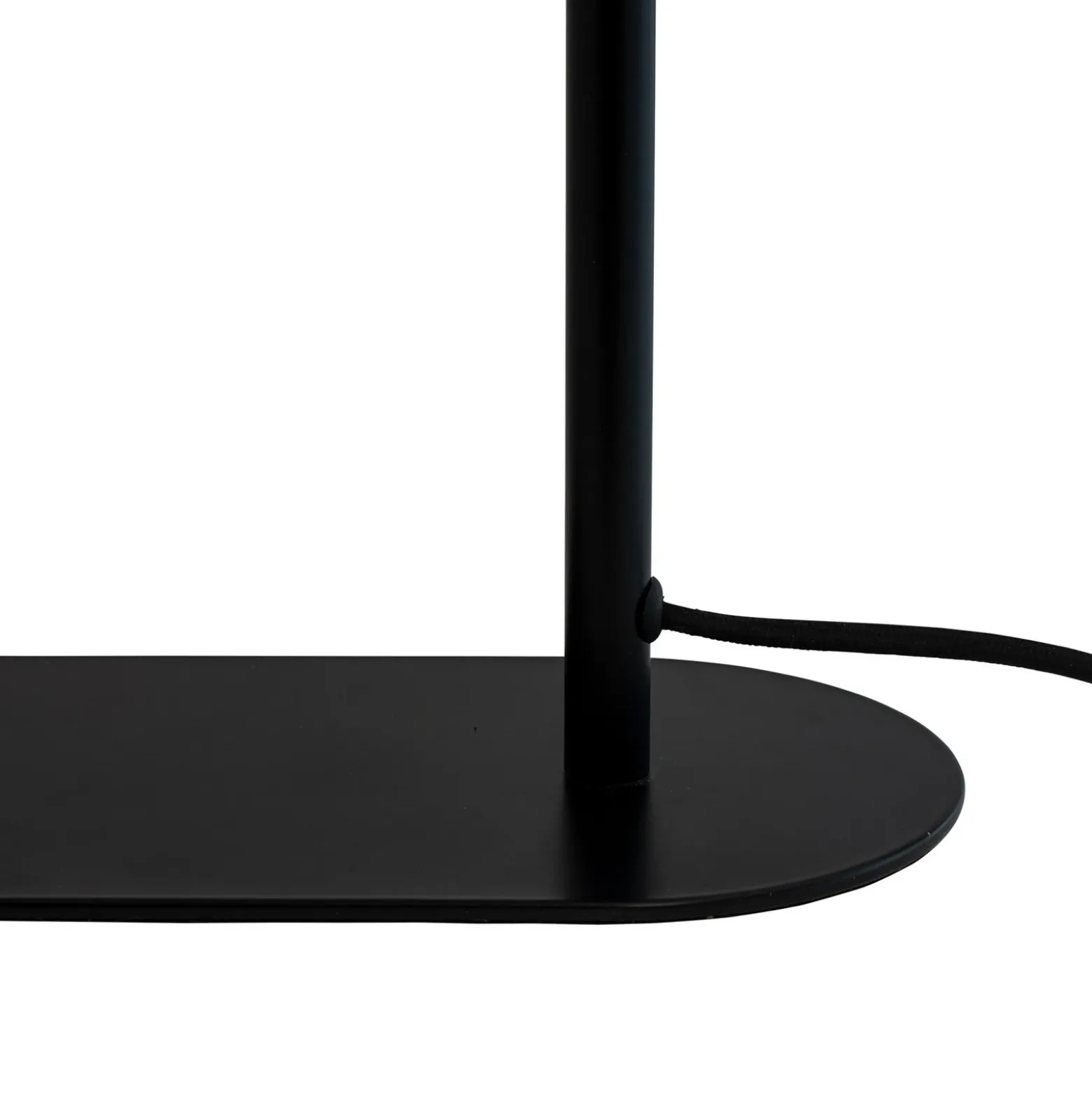 Lámpara de mesa Arch de Dyberg Larsen, negra, metal, altura 36 cm