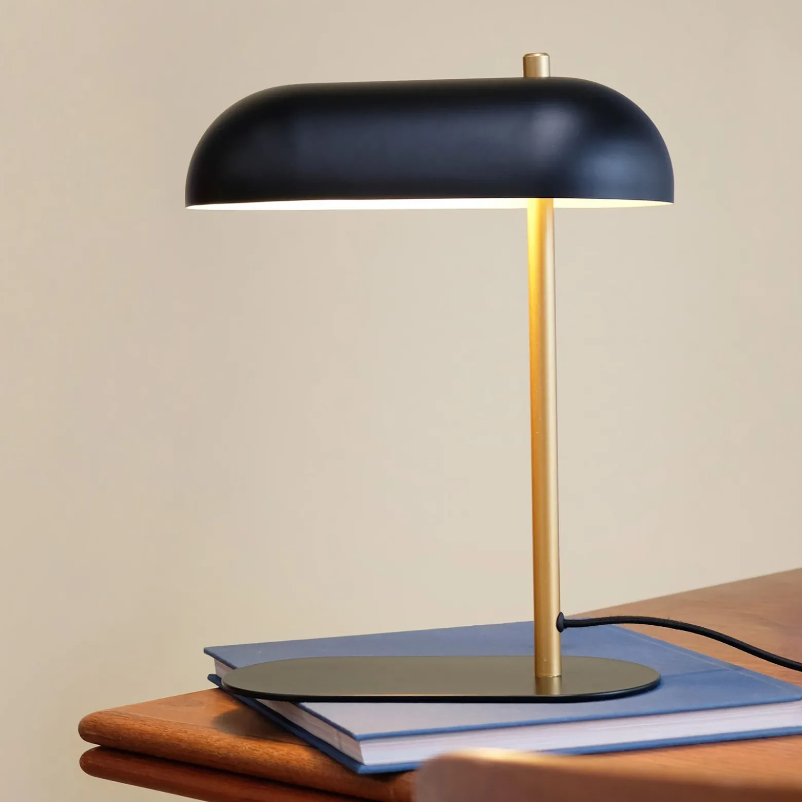 Lámpara de mesa Arch de Dyberg Larsen, negro/color latón, metal