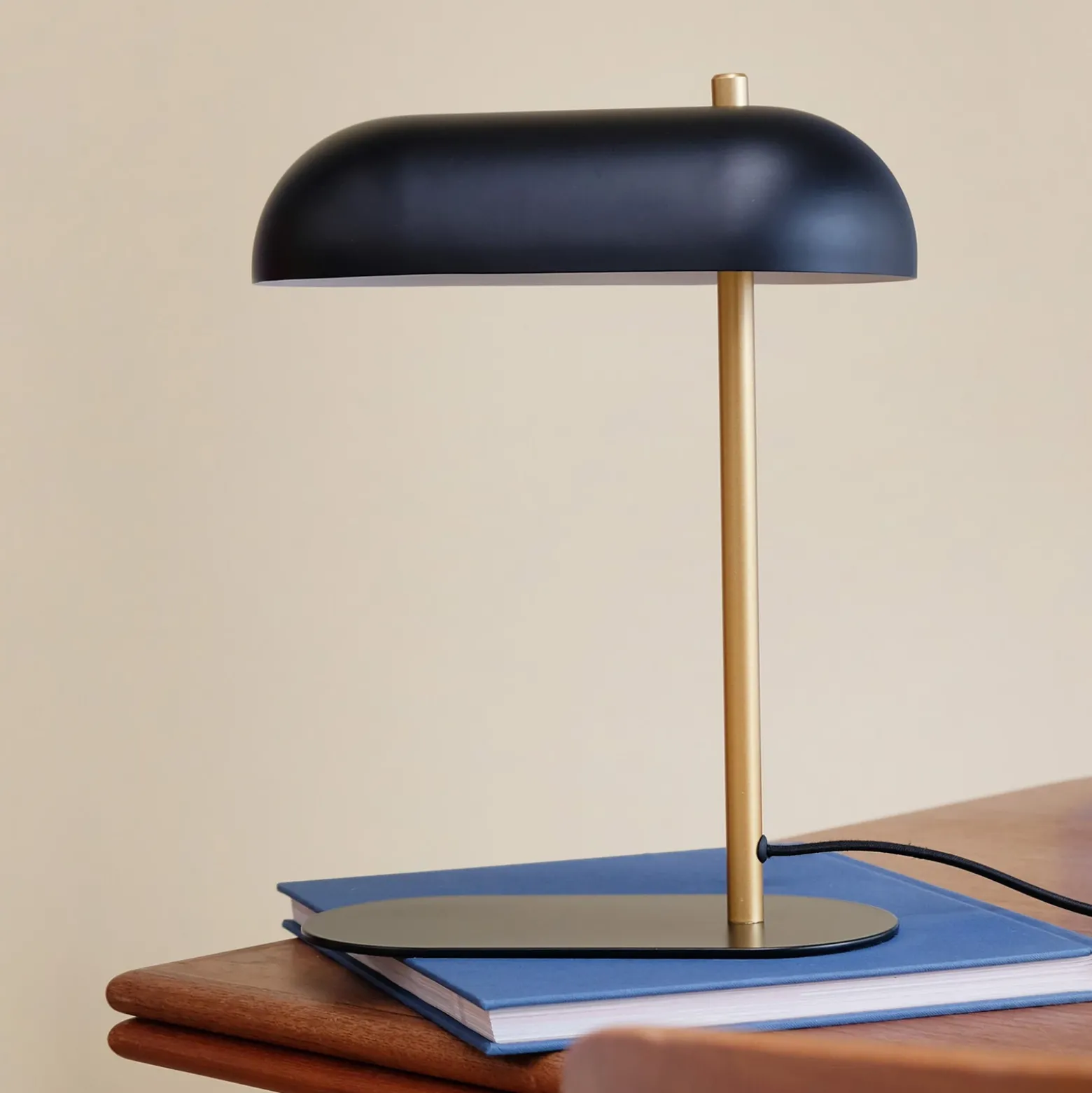 Lámpara de mesa Arch de Dyberg Larsen, negro/color latón, metal