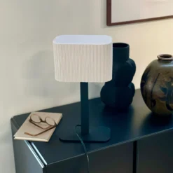 Lámpara de mesa Calix de Dyberg Larsen, blanco natural, altura 39 cm