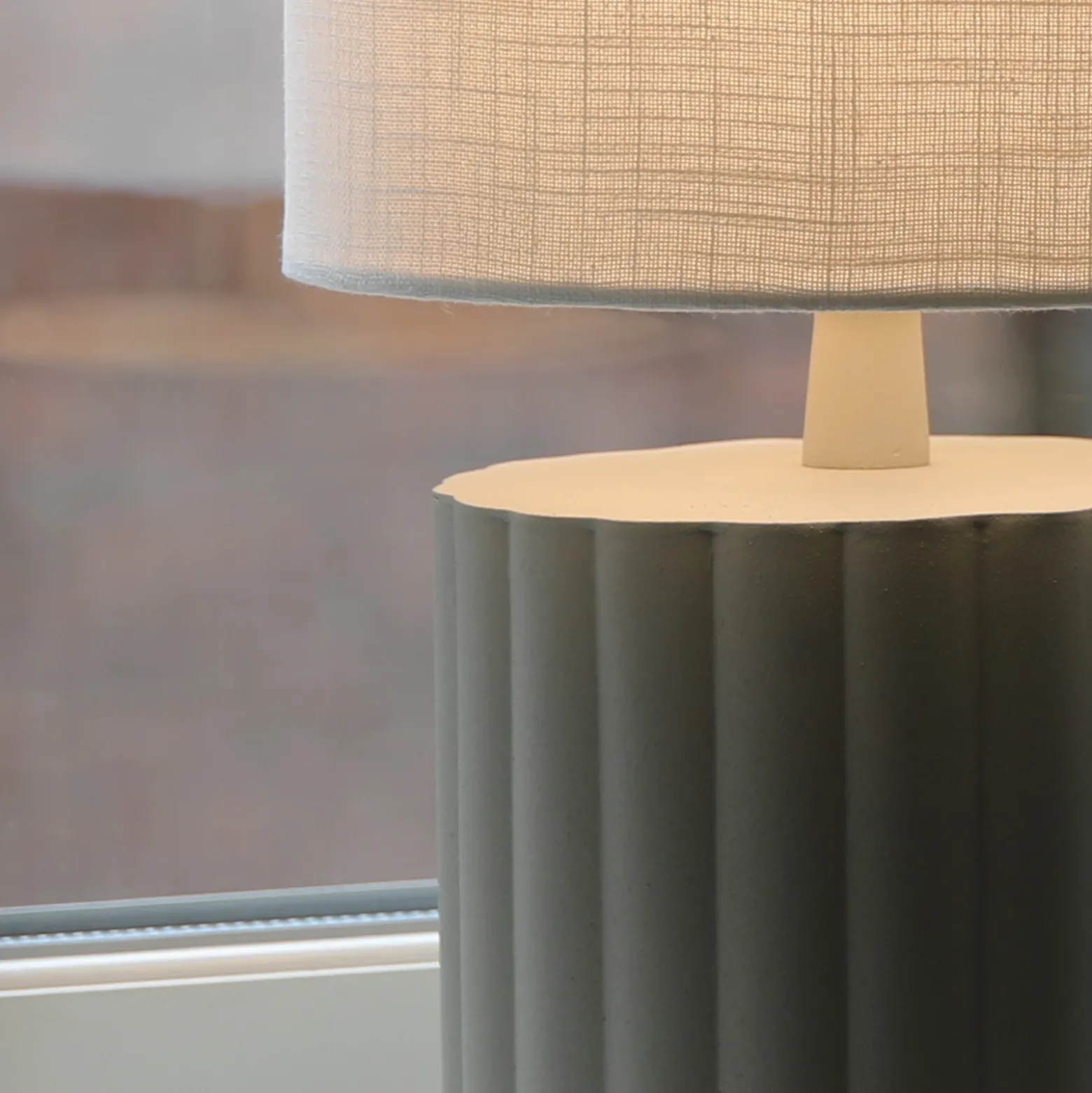 Lámpara de mesa Can, blanco/gris, altura 57 cm, cerámica, textil