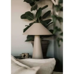 Lámpara de mesa Cannes de Globen Lighting, beige, altura 40 cm
