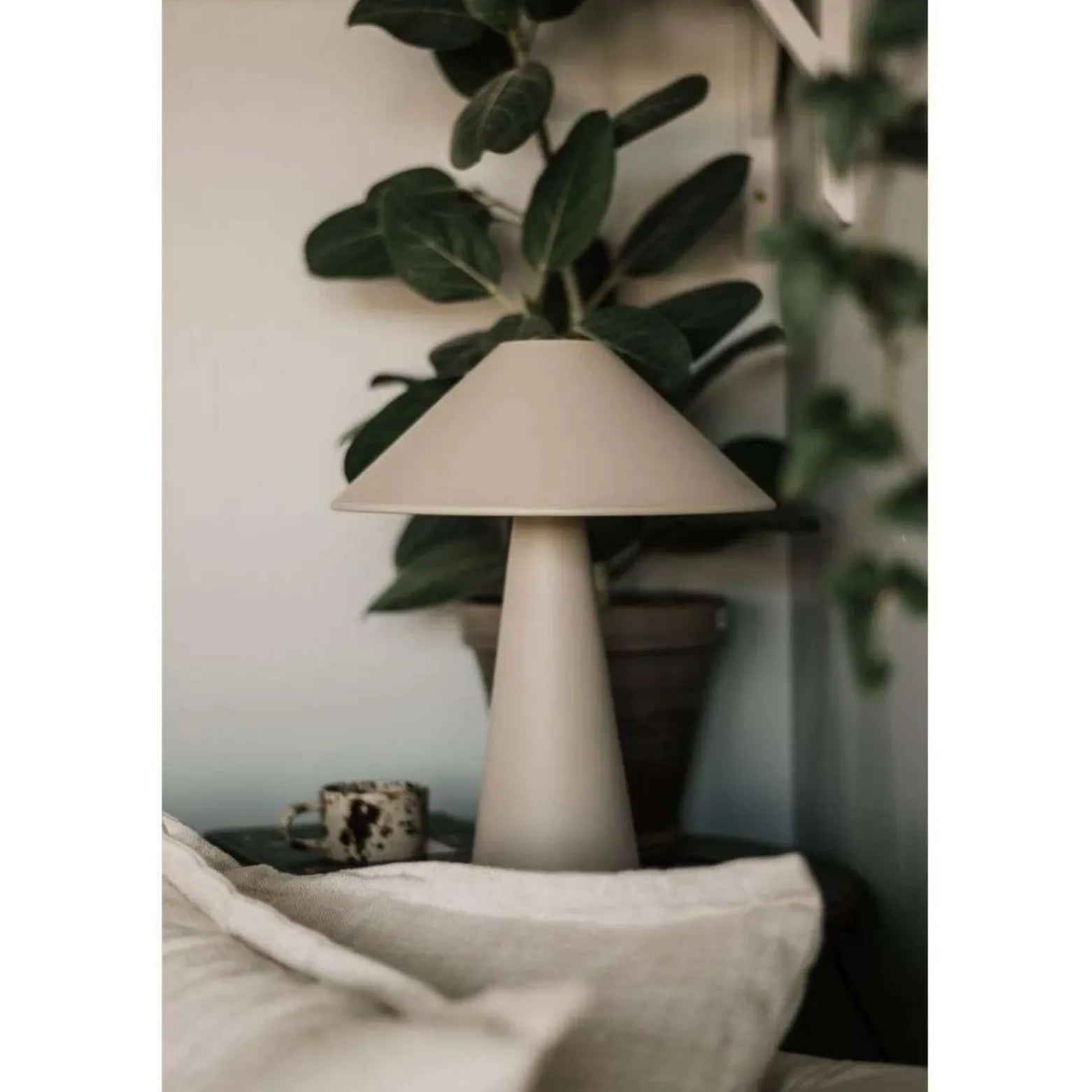 Lámpara de mesa Cannes de Globen Lighting, beige, altura 40 cm