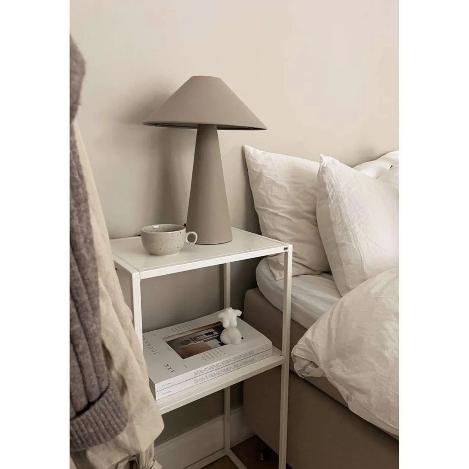 Lámpara de mesa Cannes de Globen Lighting, beige, altura 40 cm