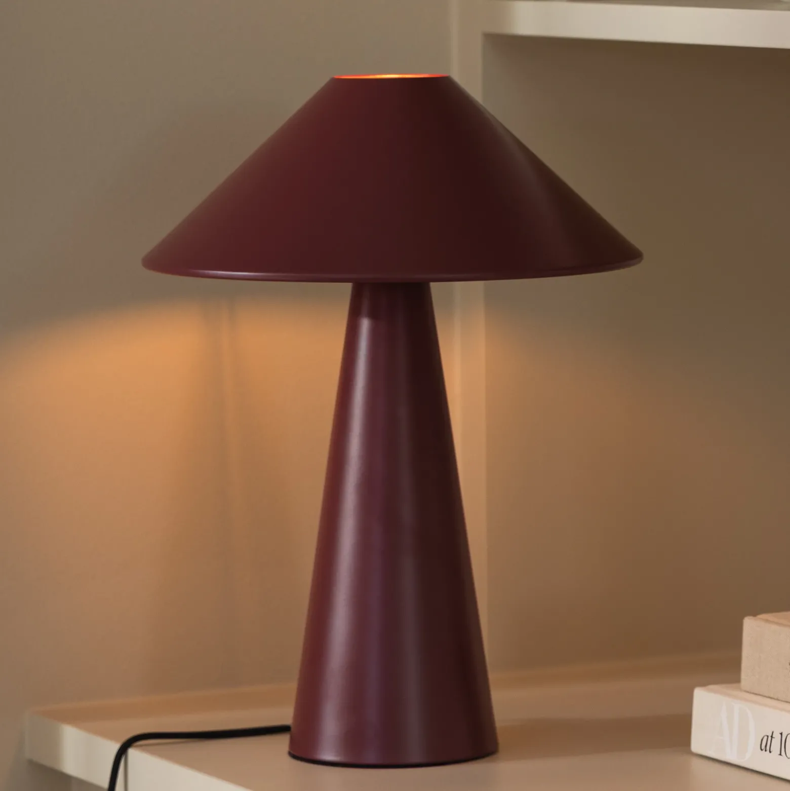 Lámpara de mesa Cannes de Globen Lighting, roja, metal, altura 40 cm