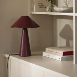 Lámpara de mesa Cannes de Globen Lighting, roja, metal, altura 40 cm