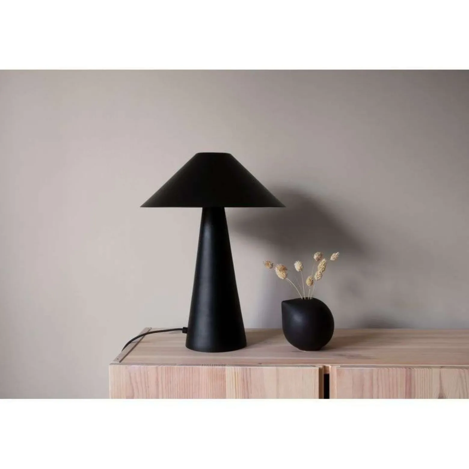 Lámpara de mesa Cannes de Globen Lighting, negra, altura 40 cm
