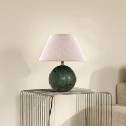Lámpara de mesa Castello de Globen Lighting, verde/beige, altura 28 cm