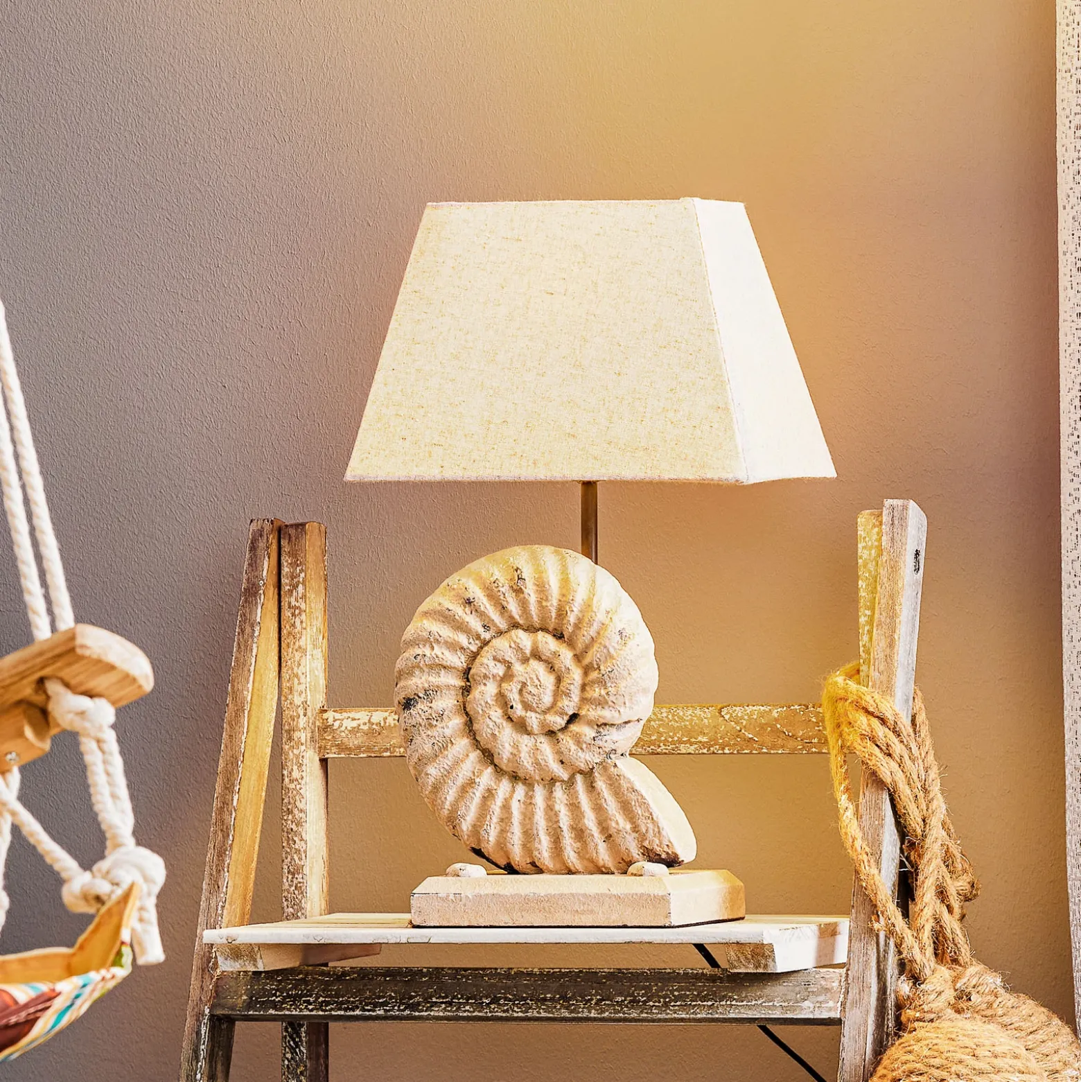 Lámpara de mesa Conchiglia con base decorada