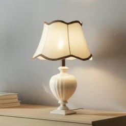 Lámpara de mesa Desy, cerámica, color crema, altura 60 cm, E27
