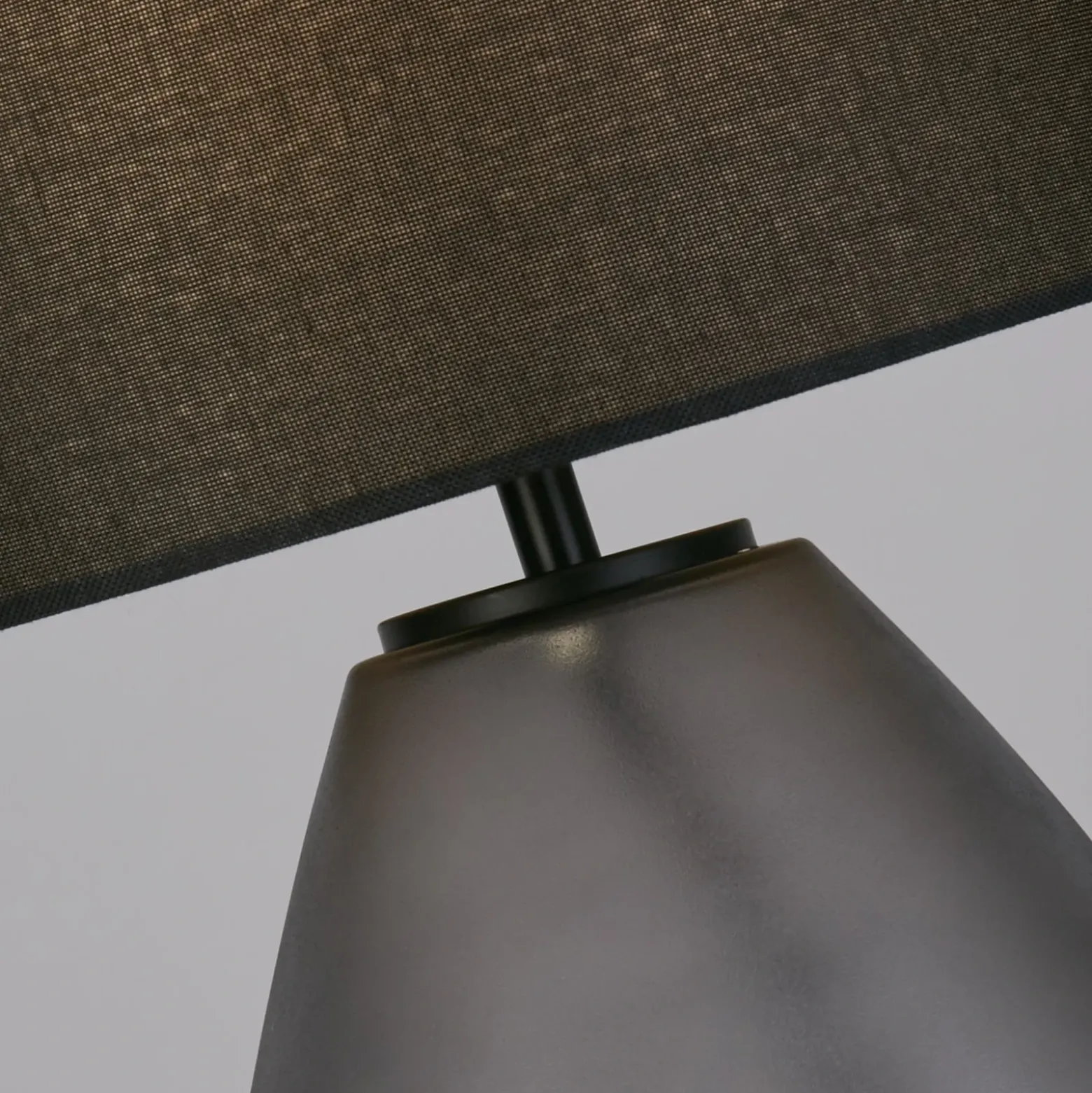 Lámpara de mesa Devon, negro/gris humo Altura 44,5 cm textil/vidrio