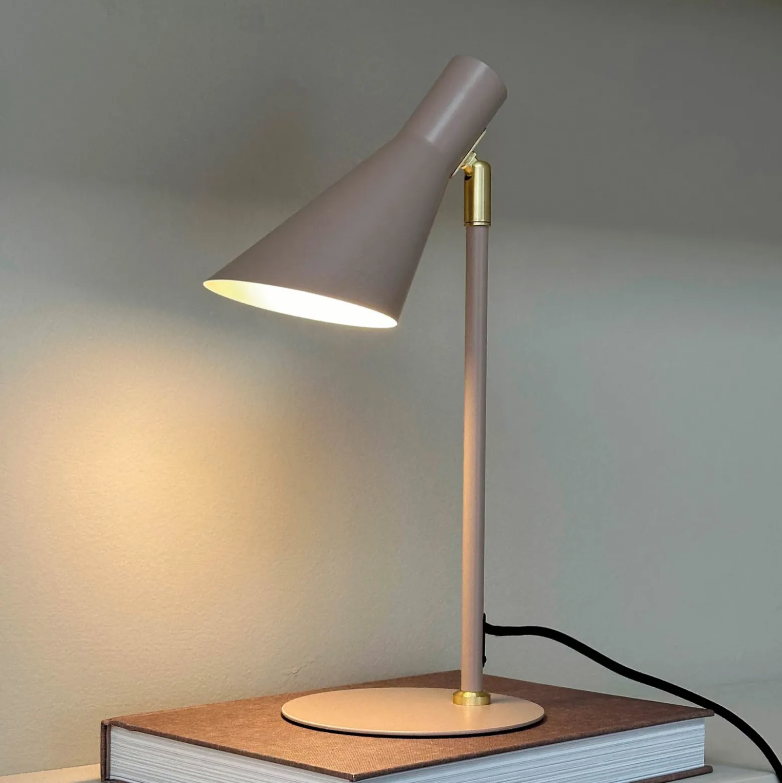 Lámpara de mesa Dyberg Larsen DL12, beige, altura 39,5 cm, metal