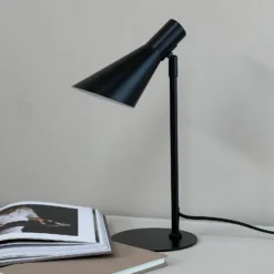 Lámpara de mesa Dyberg Larsen DL12, negra, altura 39,5 cm, metal