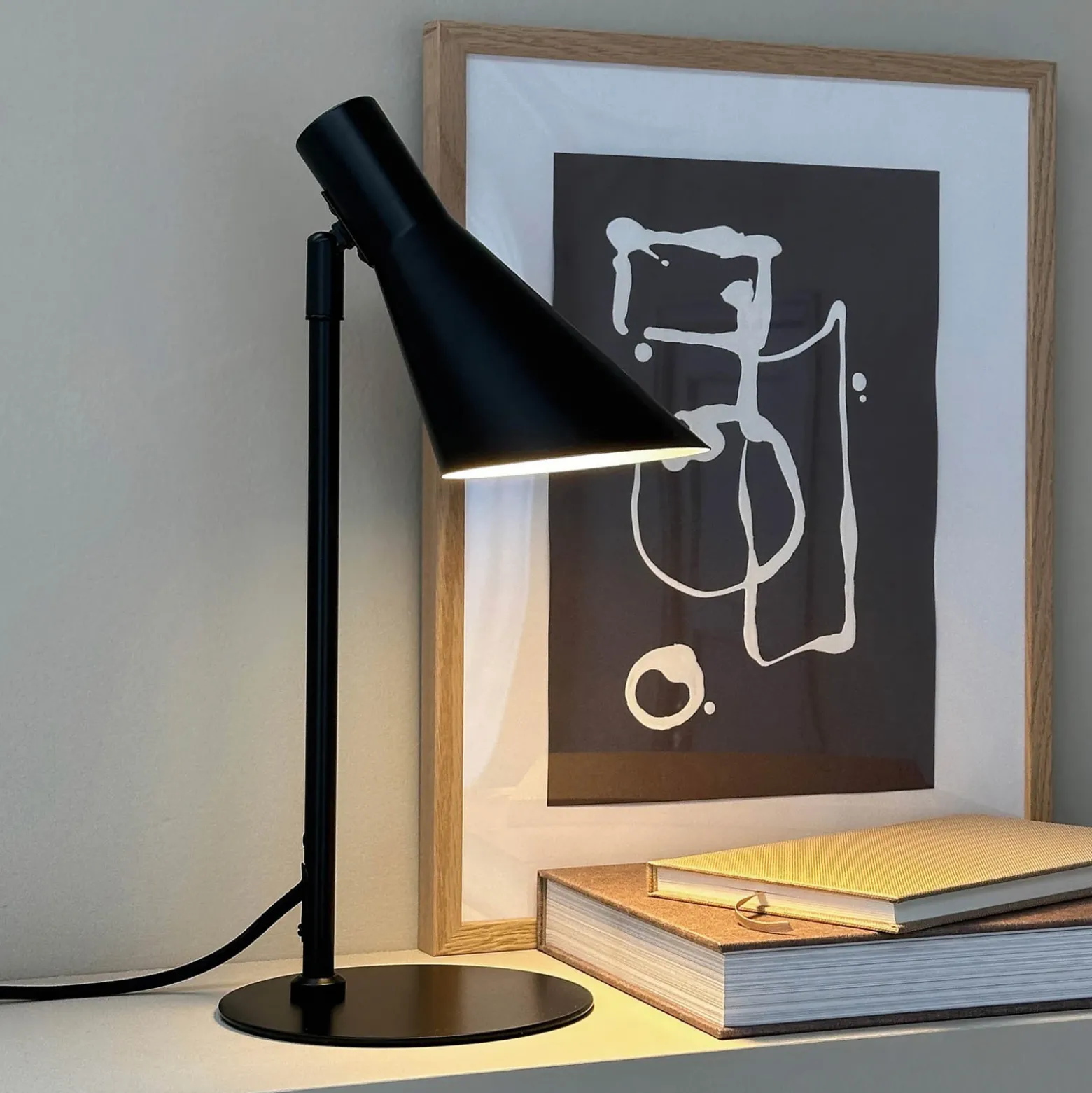 Lámpara de mesa Dyberg Larsen DL12, negra, altura 39,5 cm, metal