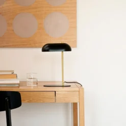 Lámpara de mesa Dyberg Larsen Mini Arch, negro/latón, 32 cm