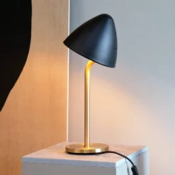 Lámpara de mesa Dyberg Larsen Oulu, negro/latón, altura 47 cm