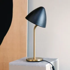 Lámpara de mesa Dyberg Larsen Oulu, negro/latón, altura 47 cm