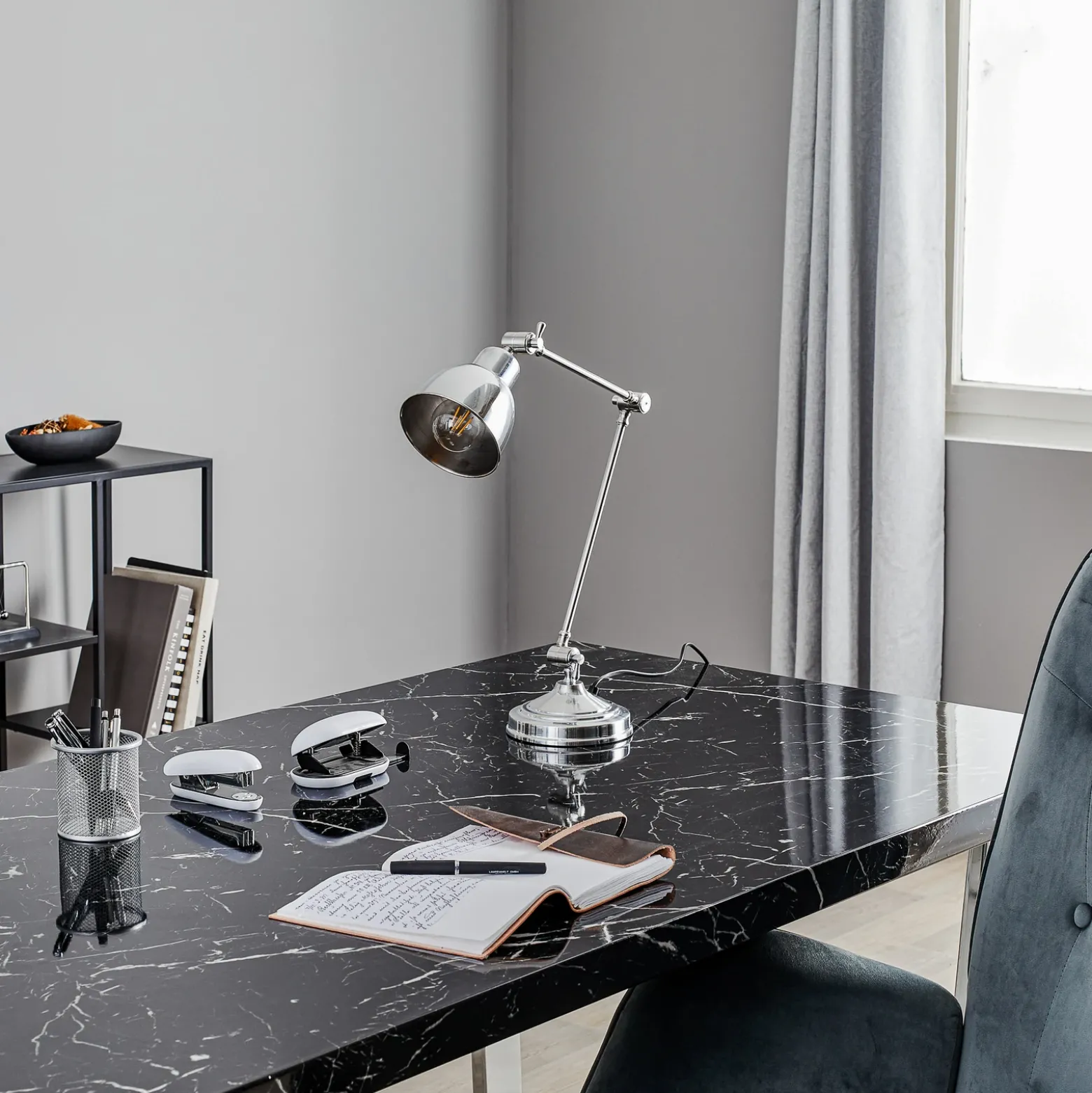 Lámpara de mesa Emoti, color cromo, 45 cm de altura, orientable