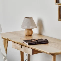Lámpara de mesa Envostar Gill, madera natural/pantalla beige