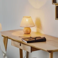 Lámpara de mesa Envostar Gill, madera natural/pantalla beige