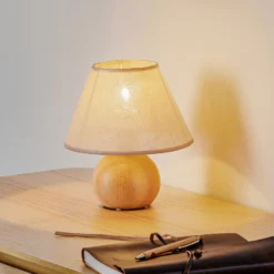 Lámpara de mesa Envostar Gill, madera natural/pantalla beige