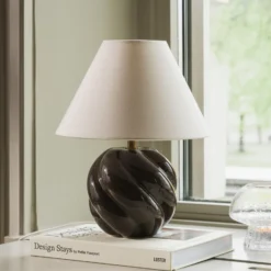 Lámpara de mesa Globen Lighting DAHLIA, beige/marrón, altura 31 cm