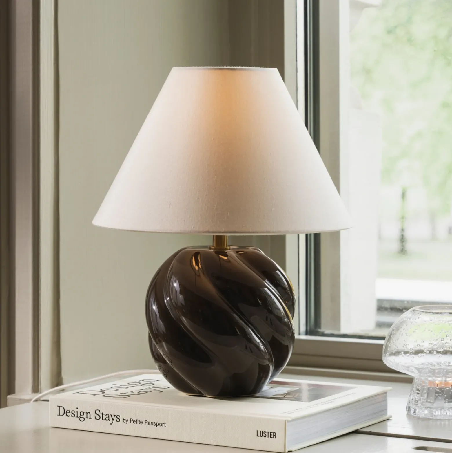 Lámpara de mesa Globen Lighting DAHLIA, beige/marrón, altura 31 cm