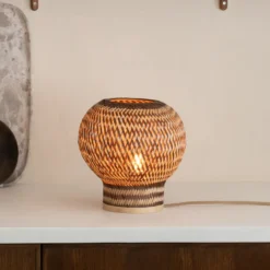 Lámpara de mesa GOOD & MOJO Barbados, marrón, Ø 25 cm, bambú, E27