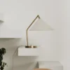 Lámpara de mesa Gubi Gräshoppa, blanca, metal/tejido, E14