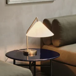 Lámpara de mesa Gubi Gräshoppa, blanca, metal/tejido, E14