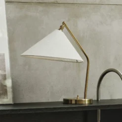 Lámpara de mesa Gubi Gräshoppa, blanca, metal/tejido, E14