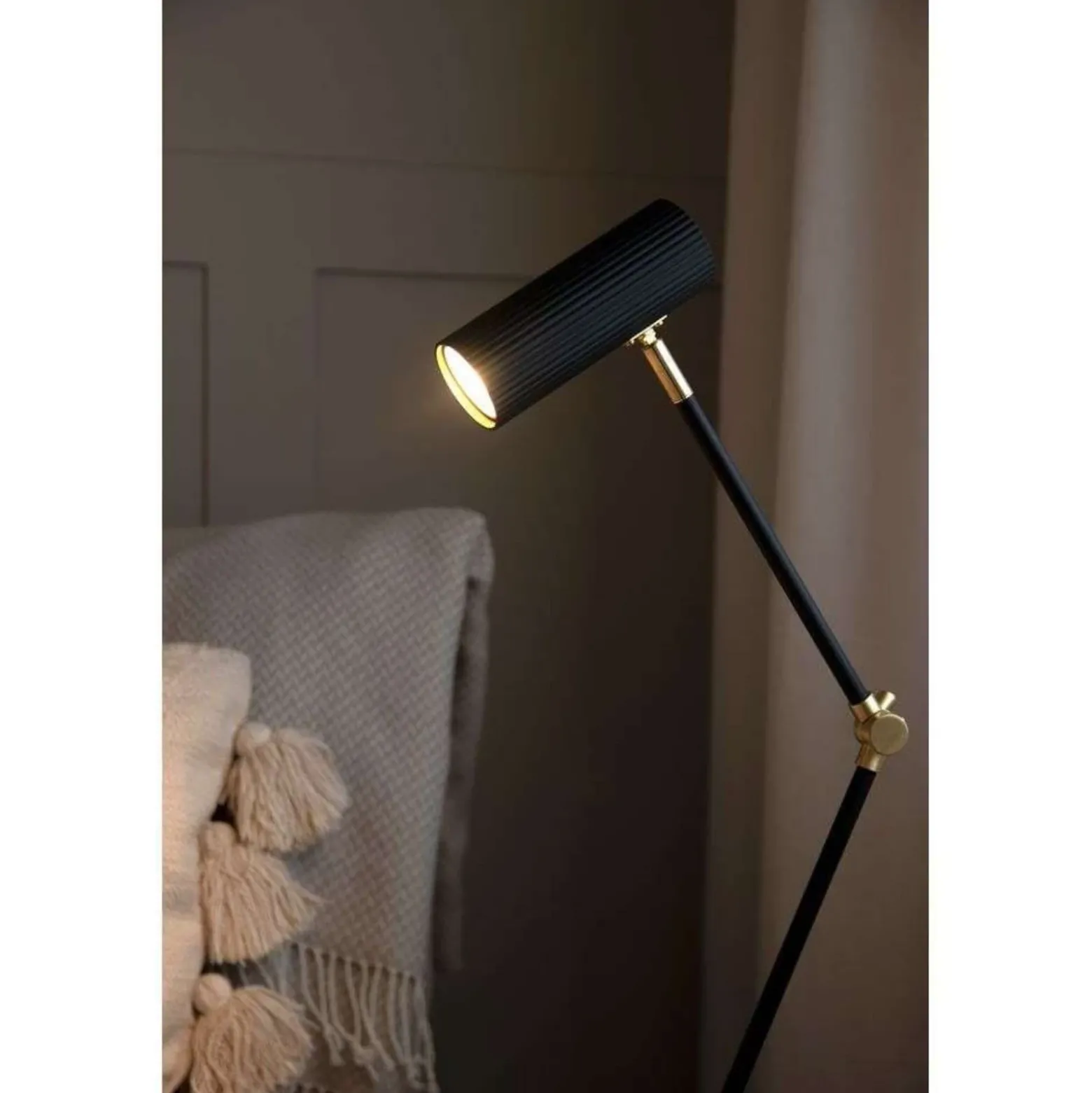 Lámpara de mesa Hubble READ de Globen Lighting, color negro, altura 45 cm