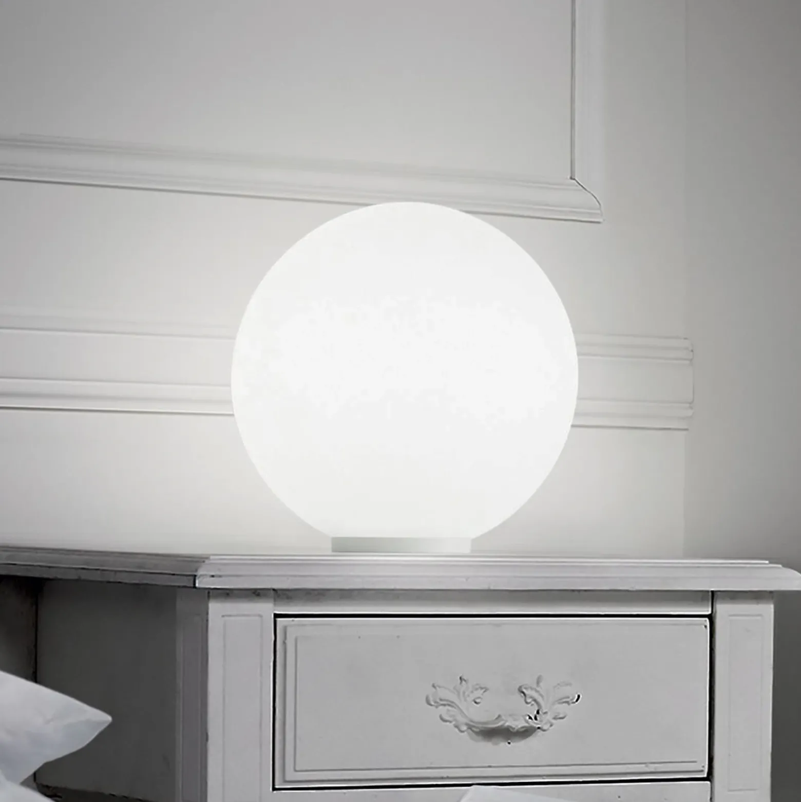 Lámpara de mesa Ideal Lux Mapa, Ø 20 cm, cristal opalino, esfera, E27