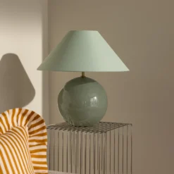 Lámpara de mesa IRIS de Globen Lighting, verde, altura 45 cm