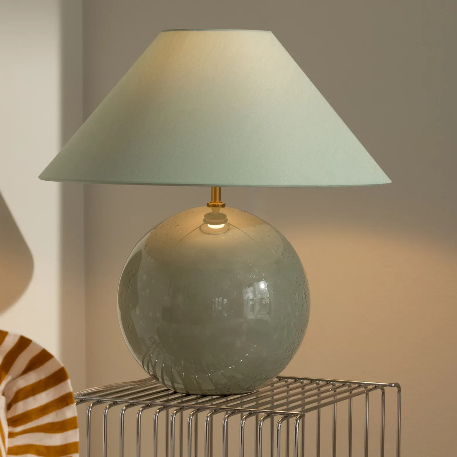 Lámpara de mesa IRIS de Globen Lighting, verde, altura 45 cm