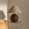 Lámpara de mesa IRIS de Globen Lighting, marrón, altura 45 cm