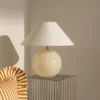 Lámpara de mesa IRIS de Globen Lighting, color crema, altura 45 cm