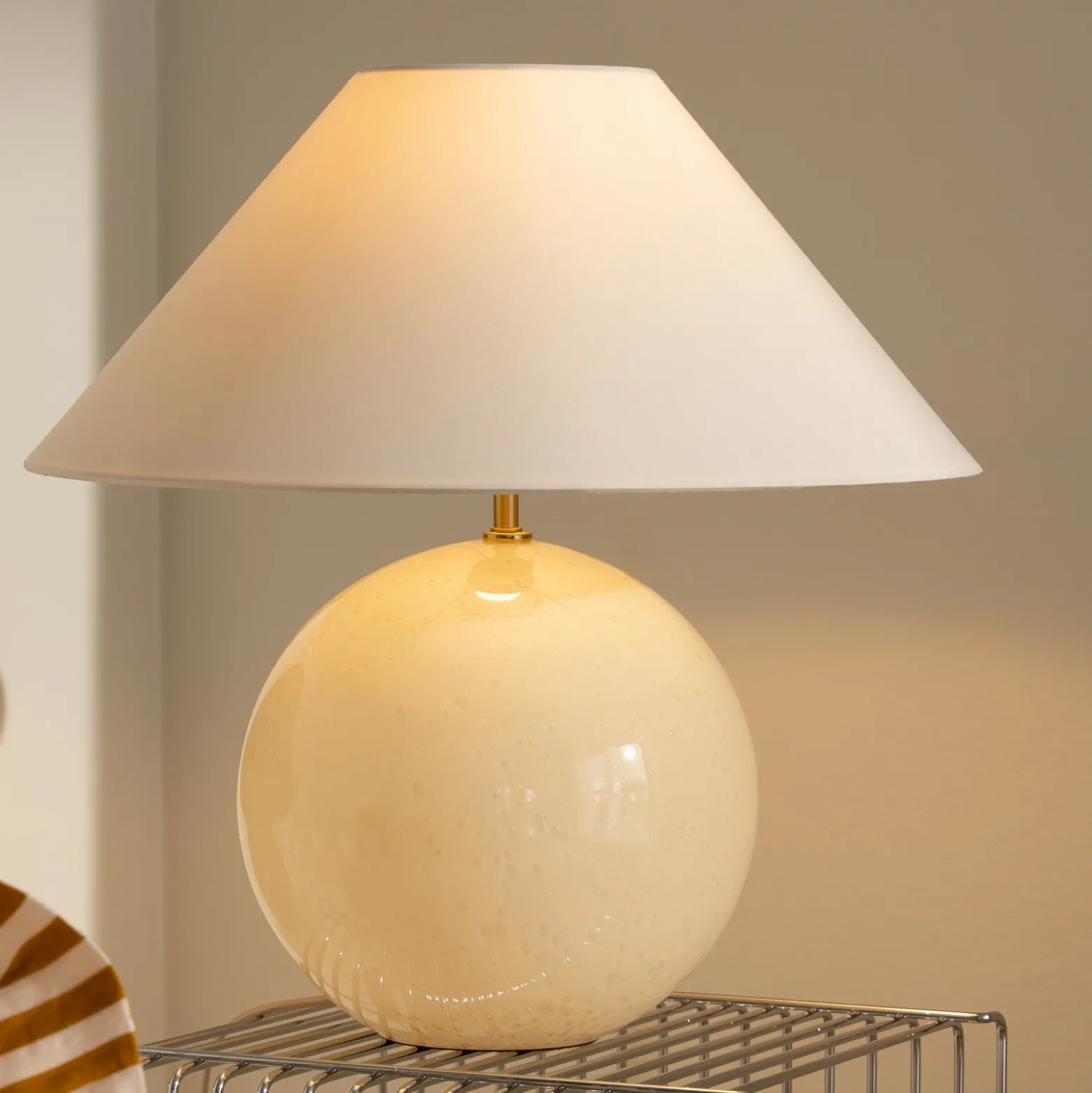 Lámpara de mesa IRIS de Globen Lighting, color crema, altura 45 cm