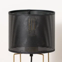 Lámpara de mesa Kamil con pantalla de metal perforado