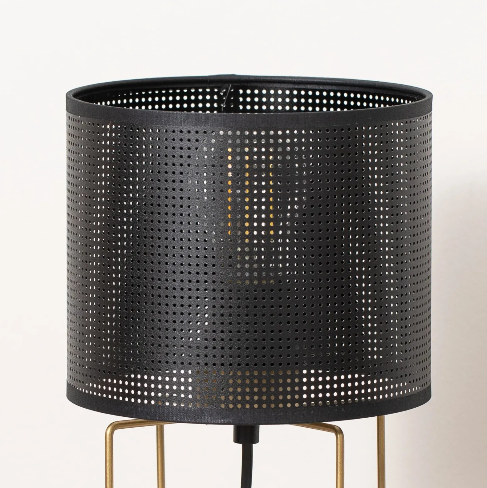 Lámpara de mesa Kamil con pantalla de metal perforado