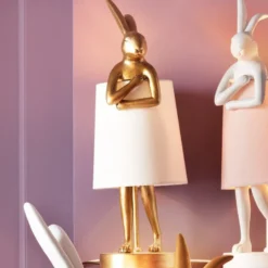 Lámpara de mesa KARE Animal Rabbit, dorada/blanca, altura 50 cm