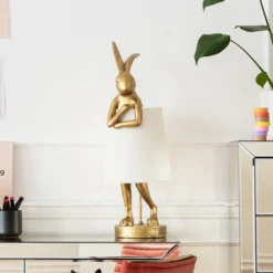Lámpara de mesa KARE Animal Rabbit, dorada/blanca, 68 cm, E14