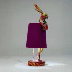 Lámpara de mesa KARE Animal Rabbit, morado/graffiti, 50 cm, E14
