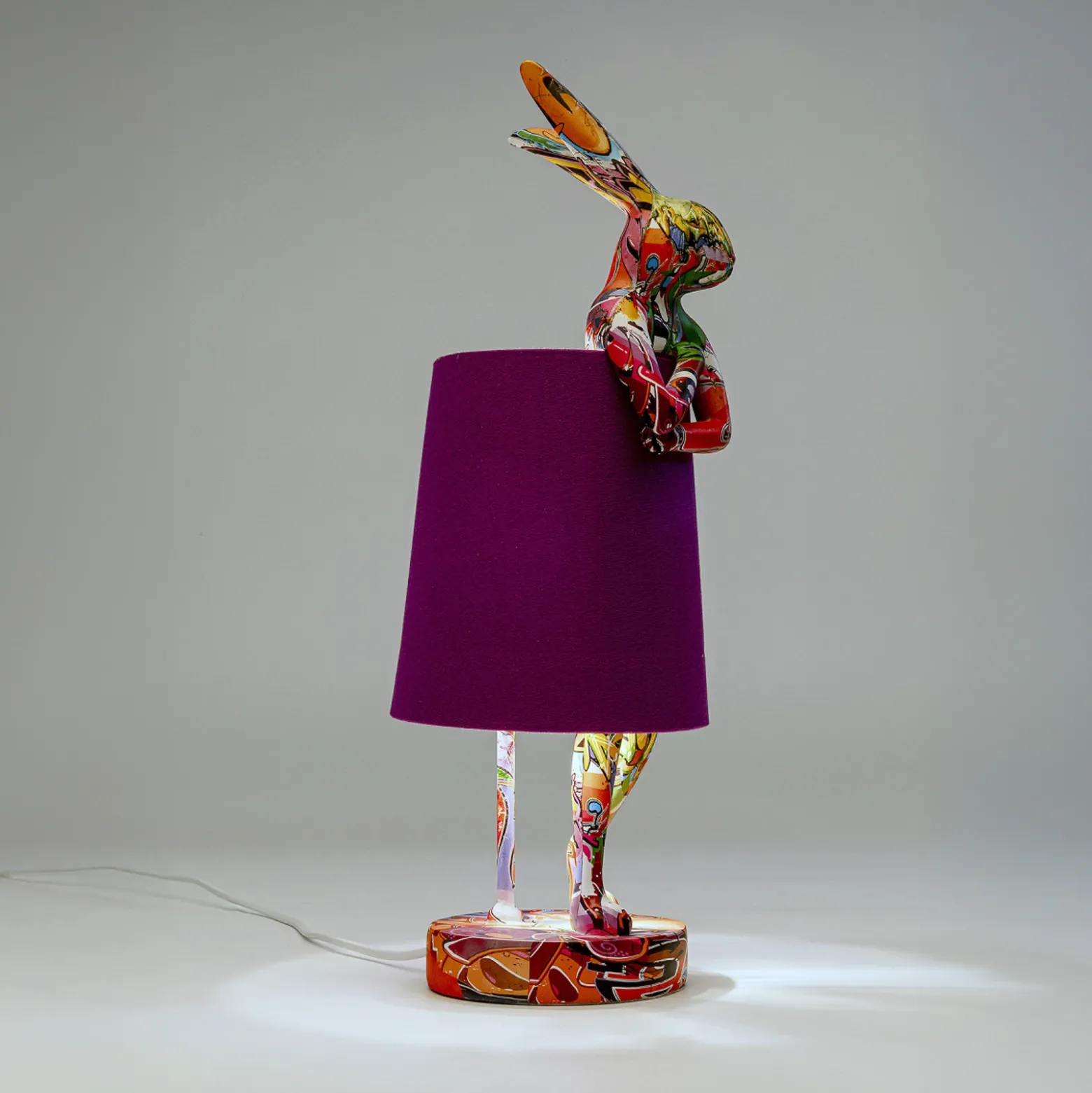 Lámpara de mesa KARE Animal Rabbit, morado/graffiti, 50 cm, E14