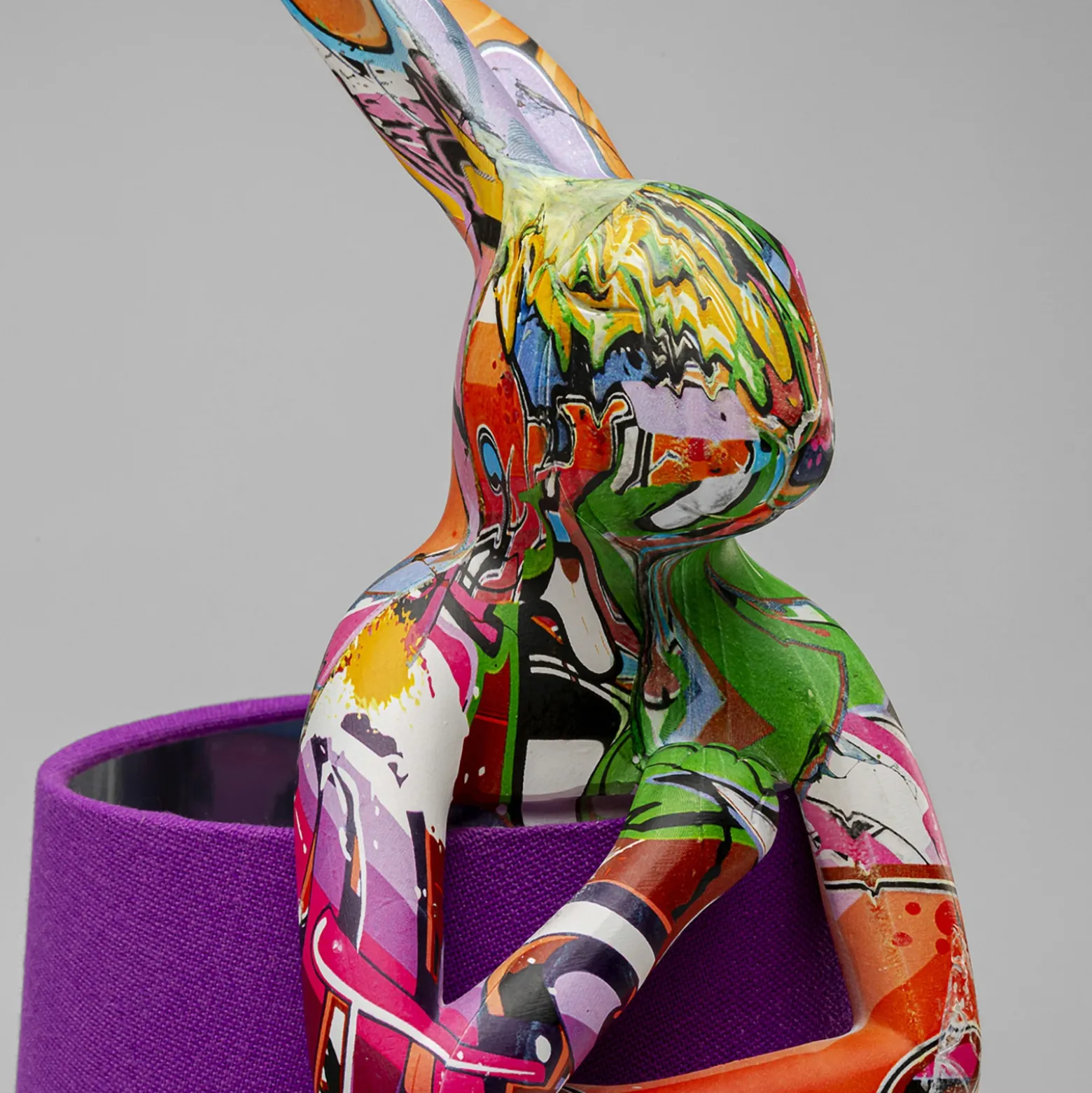 Lámpara de mesa KARE Animal Rabbit, morado/graffiti, 50 cm, E14
