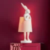 Lámpara de mesa KARE Animal Rabbit, blanco/rosa, 68 cm, E14